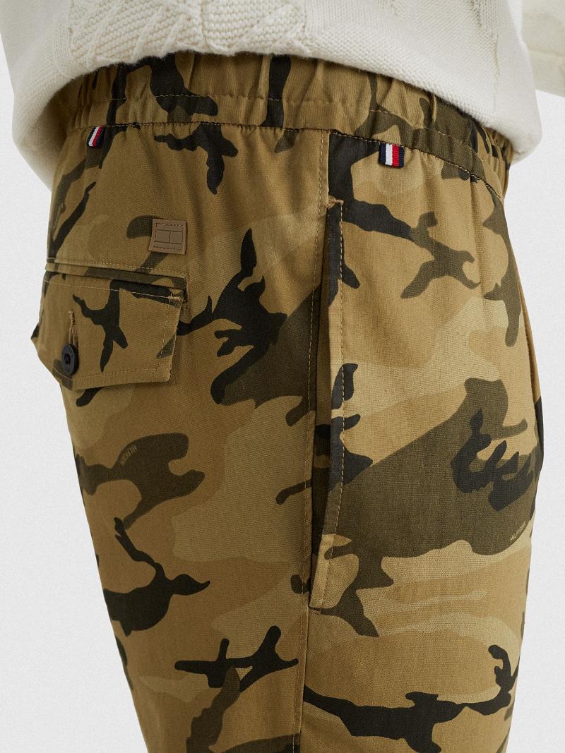 Green Tommy Hilfiger Tapered fit camo Pants | NZ_M31342